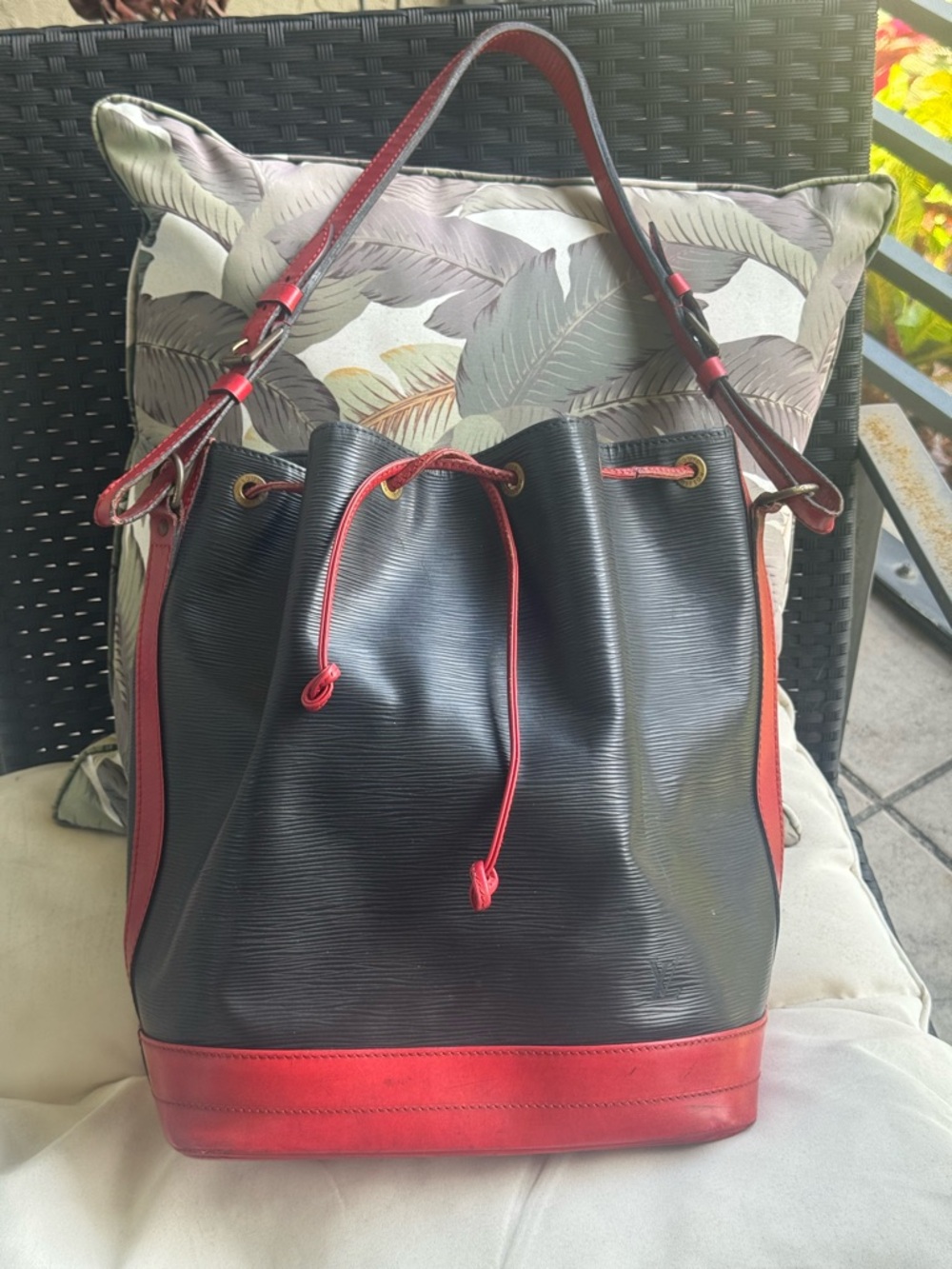 🖤🌺. Louis Vuitton Noe in Black w Red Epi Leather. 🌺🖤